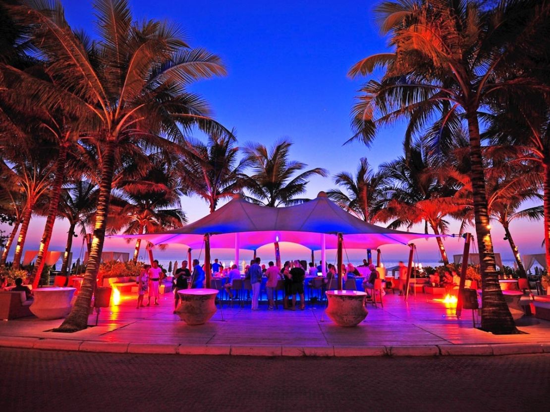 Top 11: Night beach bar